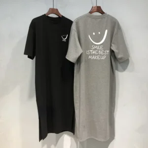 Abito t-shirt da donna in stile coreano stampato di media lunghezza con spacco laterale e maniche corte versatile stile preppy